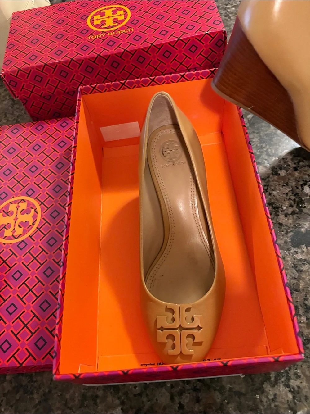 Tory Burch Beige Leather Wedge Heels with Signature Logo - Picture 3 of 3
